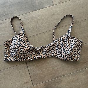 Aerie swim top NWOT
Comes from smoke and pet free home